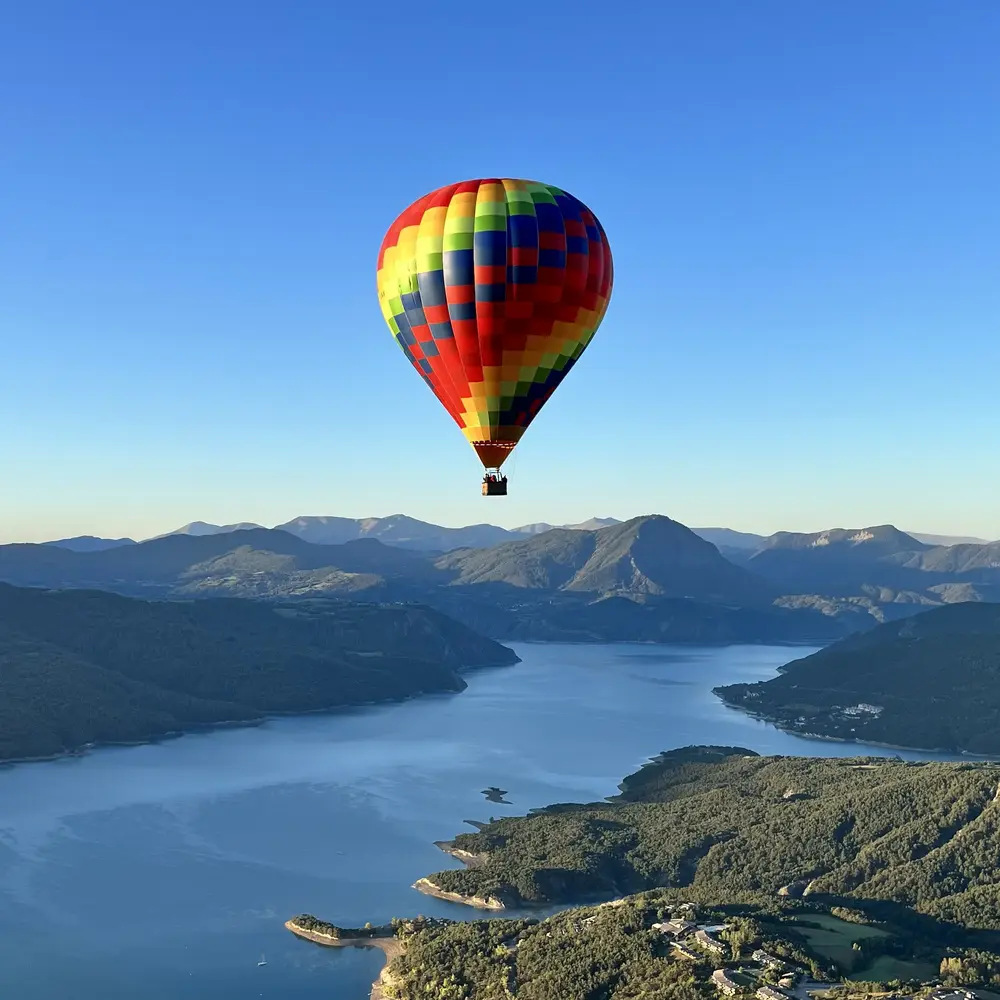 Activité : Vol en Montgolfière - Survol du Lac de Serre-Ponçon