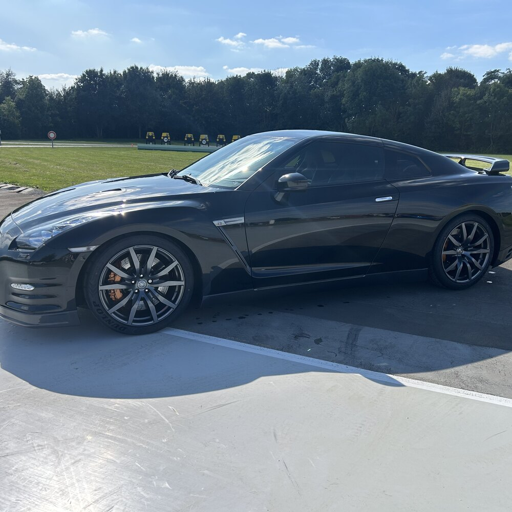 Photo : Pilotage pour Enfant en Nissan GTR près de Lens