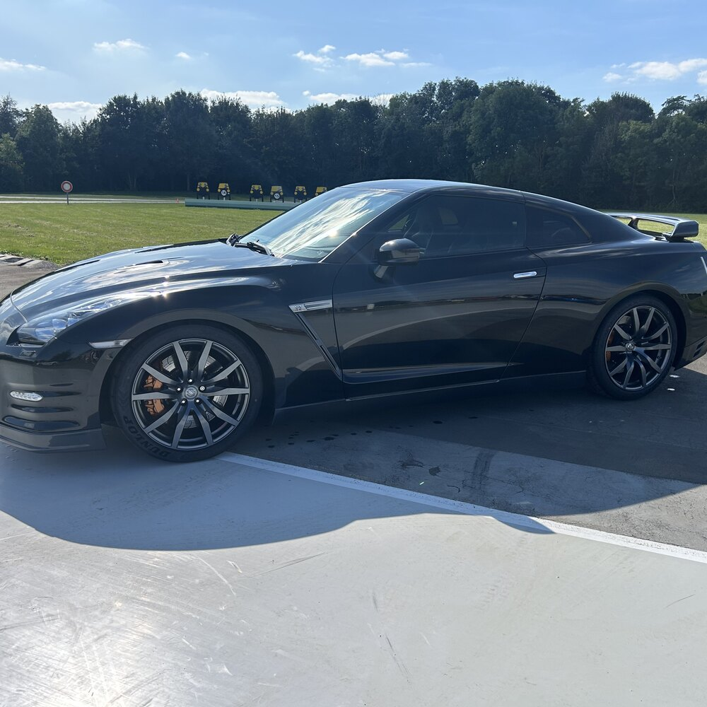 Photo : Pilotage pour Enfant en Nissan GTR près de Paris