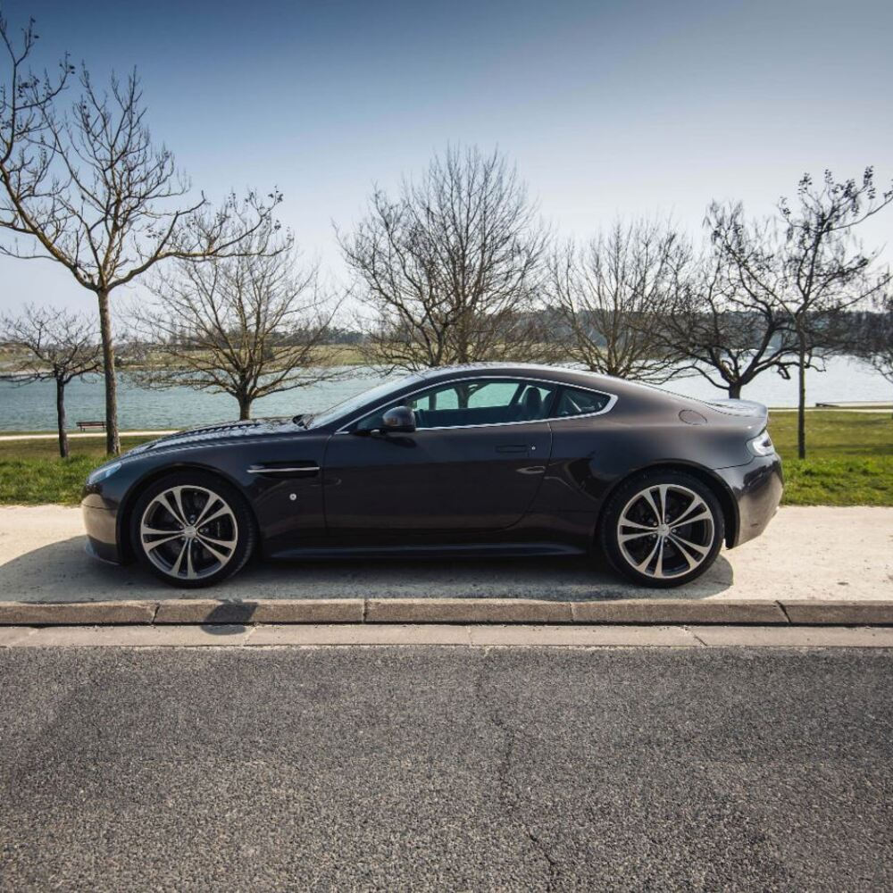 Activité : Pilotage sur Route en Aston Martin V12 Vantage à Tours