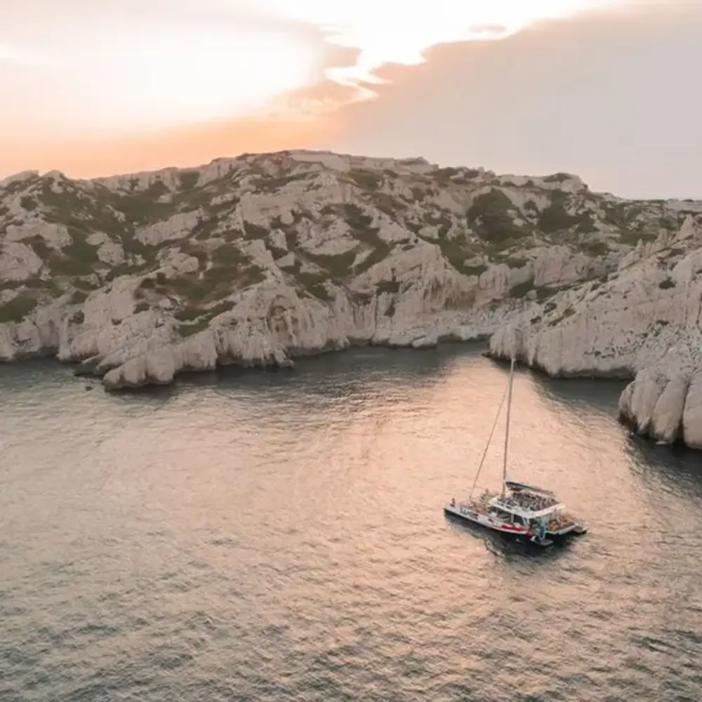 Activité : Coucher de Soleil en Maxi-Catamaran avec Dîner à Marseille