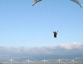 Baptême de Voltige en Parapente au Viaduc de Millau Baptême de Voltige en Parapente au Viaduc de Millau