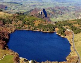 Baptême en Hélicoptère - Survol des Volcans d'Auvergne Baptême en Hélicoptère - Survol des Volcans d'Auvergne