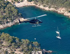 Baptême en Hélicoptère - Survol des Plages Varoises Baptême en Hélicoptère - Survol des Plages Varoises