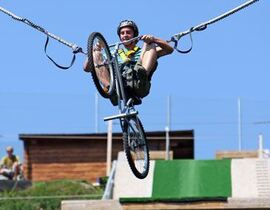 Saut à l'élastique depuis un Tremplin à Annecy Saut à l'élastique depuis un Tremplin à Annecy