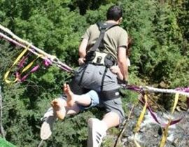 Saut à l'élastique en Tandem depuis un Tremplin à Annecy Saut à l'élastique en Tandem depuis un Tremplin à Annecy