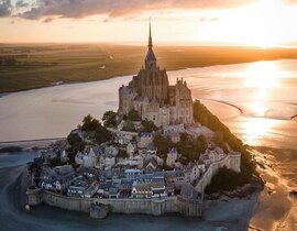 Baptême en Hélicoptère - Survol du Mont Saint Michel Baptême en Hélicoptère - Survol du Mont Saint Michel