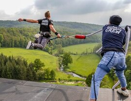 Saut à l'élastique au Viaduc de la Souleuvre en Normandie Saut à l'élastique au Viaduc de la Souleuvre en Normandie
