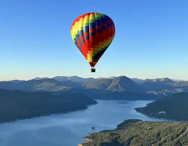 Vol en Montgolfière - Survol du Lac de Serre-Ponçon Vol en Montgolfière - Survol du Lac de Serre-Ponçon