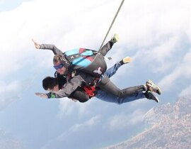 Saut en Parachute en Tandem à Saint-Tropez Saut en Parachute en Tandem à Saint-Tropez