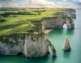 Baptême en Hélicoptère - Survol des Falaises d'Etretat Baptême en Hélicoptère - Survol des Falaises d'Etretat