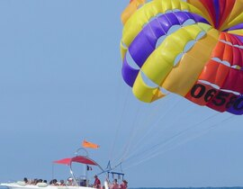 Parachute ascensionnel à La Grande-Motte Parachute ascensionnel à La Grande-Motte