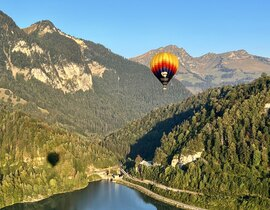 Vol en Montgolfière entre les Lacs Léman et Neuchâtel en Suisse Vol en Montgolfière entre les Lacs Léman et Neuchâtel en Suisse