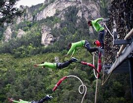 Saut à l'élastique depuis une falaise à Mende Saut à l'élastique depuis une falaise à Mende