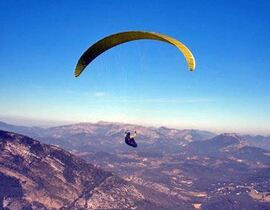 Baptême en Parapente à Grasse - Survol des Préalpes Baptême en Parapente à Grasse - Survol des Préalpes