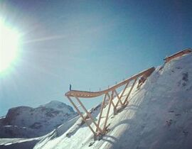 Saut à l'élastique depuis un tremplin à Tignes (hiver) Saut à l'élastique depuis un tremplin à Tignes (hiver)