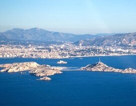 Pilotage d'un Avion de Aix à Marseille aux Calanques de Cassis Pilotage d'un Avion de Aix à Marseille aux Calanques de Cassis