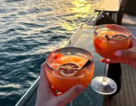 Boat Party à bord d'un Catamaran à la Grande Motte Boat Party à bord d'un Catamaran à la Grande Motte