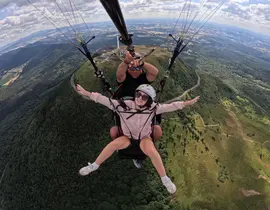 Baptême de l'air en Parapente à Orcines - Les volcans d'Auvergne Baptême de l'air en Parapente à Orcines - Les volcans d'Auvergne