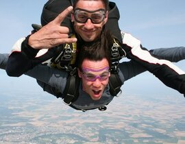 Saut Parachute en Tandem près de Tours Saut Parachute en Tandem près de Tours