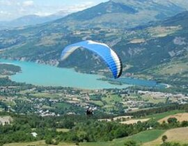 Week-end Détente et Survol du Lac de Serre-Ponçon en Parapente Week-end Détente et Survol du Lac de Serre-Ponçon en Parapente