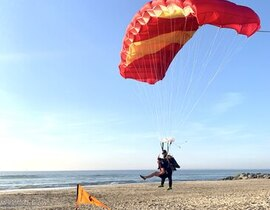 Saut en Parachute Tandem sur la plage à Soulac-sur-Mer Saut en Parachute Tandem sur la plage à Soulac-sur-Mer
