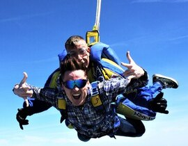 Saut en Parachute Tandem près de Pontoise Saut en Parachute Tandem près de Pontoise