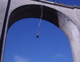 Saut à l’Élastique au Pont d'Alzon dans les Cévennes Saut à l’Élastique au Pont d'Alzon dans les Cévennes