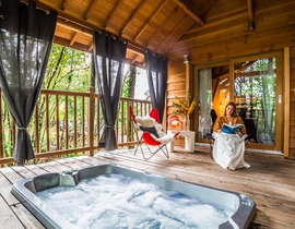 Cabane dans les Arbres avec Spa près de Brive-la-Gaillarde Cabane dans les Arbres avec Spa près de Brive-la-Gaillarde