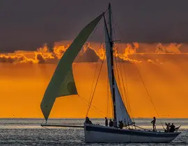Sortie en Voilier au Coucher de Soleil en Baie de Quiberon Sortie en Voilier au Coucher de Soleil en Baie de Quiberon