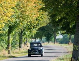 Balade en 2CV et Visite de Château en Bourgogne Balade en 2CV et Visite de Château en Bourgogne