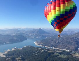 Vol Privatif en Montgolfière au Lac de Serre-Ponçon Vol Privatif en Montgolfière au Lac de Serre-Ponçon