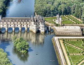 Baptême en Hélicoptère à Tours - Survol des Châteaux Baptême en Hélicoptère à Tours - Survol des Châteaux