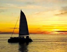 Promenade en Catamaran au Coucher de Soleil à Oléron Promenade en Catamaran au Coucher de Soleil à Oléron