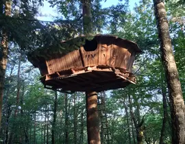 Cabane dans les arbres dans les Monts d'Ardèche Cabane dans les arbres dans les Monts d'Ardèche