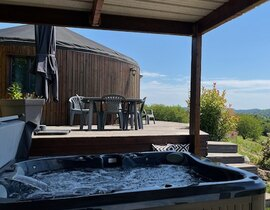 Nuit Insolite en Cabane avec Jacuzzi près de Sarlat