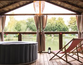 Cabane Luxe sur l'eau avec Jacuzzi privatif près d'Auch