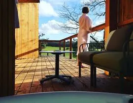 Nuit en Lodge avec Jacuzzi Privatif près de Périgueux