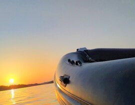 Balade en Bateau au Coucher de Soleil au Lac de Pareloup Balade en Bateau au Coucher de Soleil au Lac de Pareloup