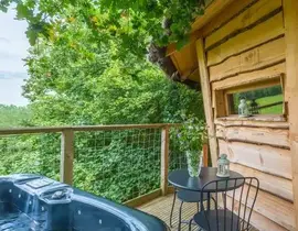 Cabane dans les Arbres avec Spa près d'Auch Cabane dans les Arbres avec Spa près d'Auch