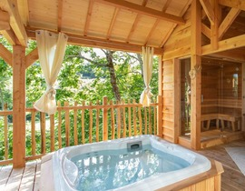 Cabane dans les Arbres avec Spa près de Clermont-Ferrand Cabane dans les Arbres avec Spa près de Clermont-Ferrand