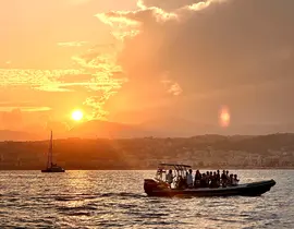 Balade en Bateau au Coucher de Soleil à Nice Balade en Bateau au Coucher de Soleil à Nice