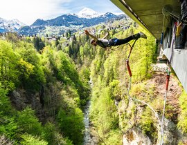 Saut à l'élastique à Saint-Gervais face au Mont-Blanc Saut à l'élastique à Saint-Gervais face au Mont-Blanc