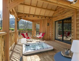 Cabane sur Pilotis avec Spa et Sauna Privatif près d'Annonay