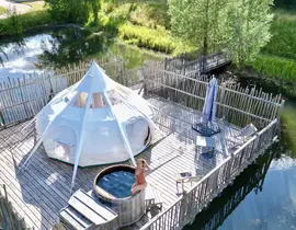 Nuit en Tente flottante de luxe avec Spa privatif près de Dijon Nuit en Tente flottante de luxe avec Spa privatif près de Dijon
