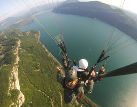 Baptême en Parapente près d'Aix-les-bains - Survol Lac du Bourget Baptême en Parapente près d'Aix-les-bains - Survol Lac du Bourget