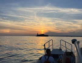 Balade en Bateau au Coucher de Soleil au Cap d'Agde Balade en Bateau au Coucher de Soleil au Cap d'Agde