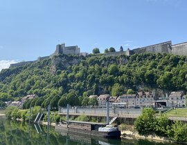 Baptême en Hélicoptère à Besançon -  Survol des Châteaux Baptême en Hélicoptère à Besançon -  Survol des Châteaux