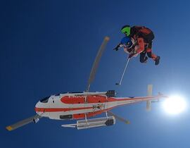 Saut en Parachute depuis un Hélicoptère à l'Alpe d'Huez Saut en Parachute depuis un Hélicoptère à l'Alpe d'Huez