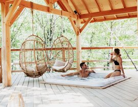 Cabane dans les Arbres avec Spa à Berat